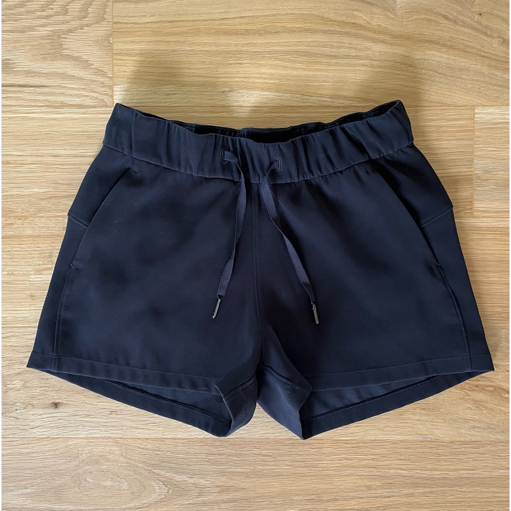 Lululemon On the Fly Shorts 2.5”, size: 4